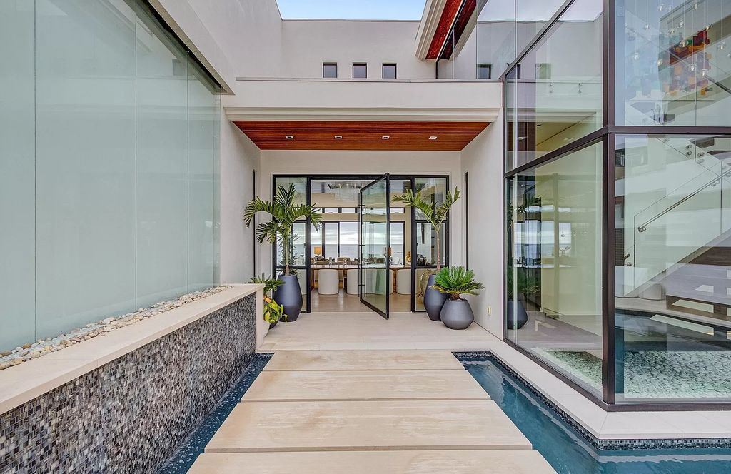 The Home in La Jolla, a undeniable showpiece estate perfectly positioned to enjoy the natural seascape and sea animals and highlights ocean views from every room is now available for sale. This home located at 5740 Dolphin Pl, La Jolla, California