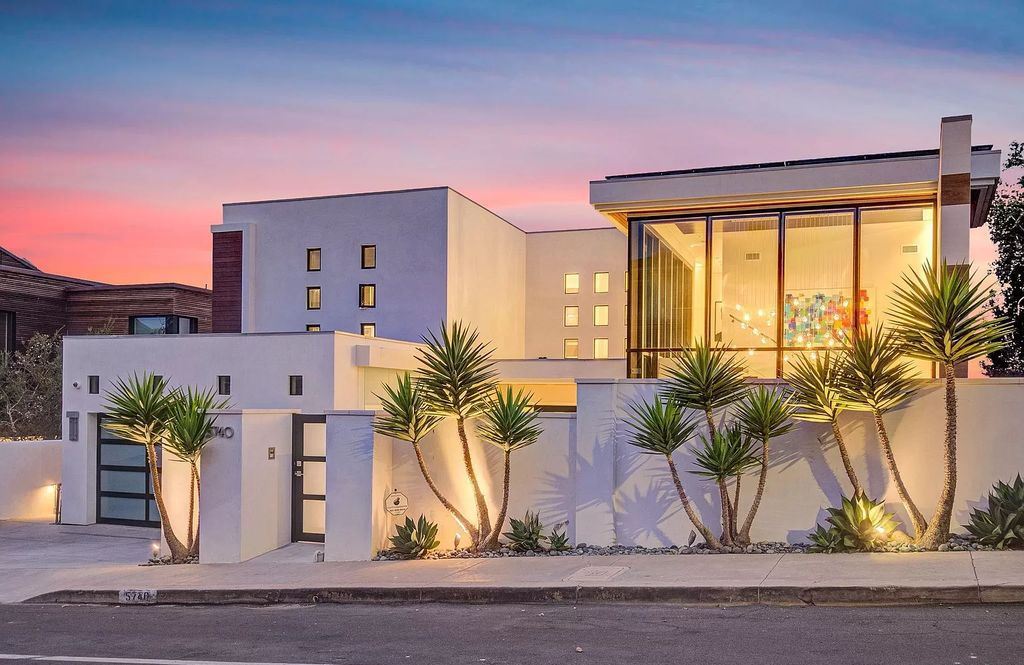 The Home in La Jolla, a undeniable showpiece estate perfectly positioned to enjoy the natural seascape and sea animals and highlights ocean views from every room is now available for sale. This home located at 5740 Dolphin Pl, La Jolla, California