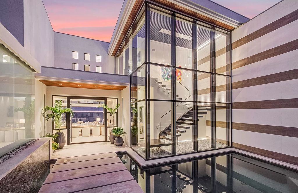 The Home in La Jolla, a undeniable showpiece estate perfectly positioned to enjoy the natural seascape and sea animals and highlights ocean views from every room is now available for sale. This home located at 5740 Dolphin Pl, La Jolla, California