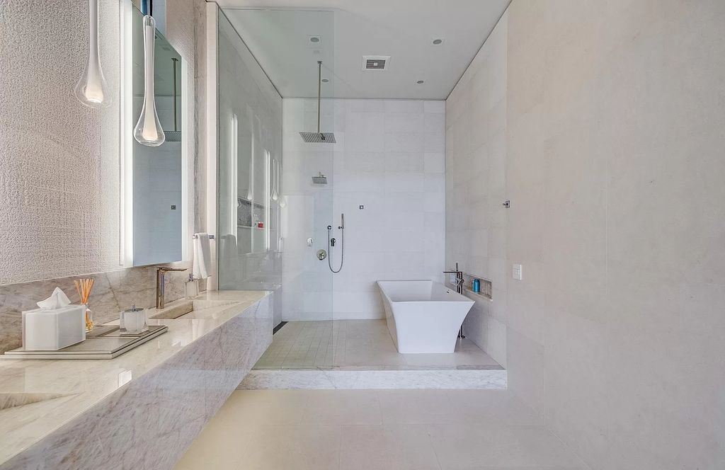 The Home in La Jolla, a undeniable showpiece estate perfectly positioned to enjoy the natural seascape and sea animals and highlights ocean views from every room is now available for sale. This home located at 5740 Dolphin Pl, La Jolla, California