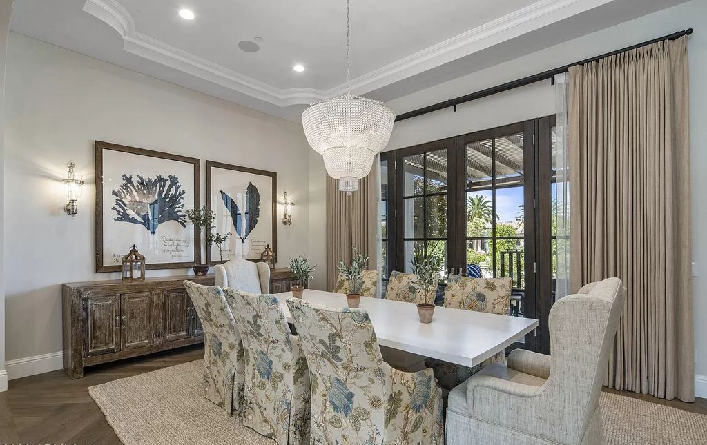 The Home in Paradise Valley, a beautifully transitional style residence offers gorgeous finishes and high quality craftsmanship and a resort-like backyard. This home located at 9236 N 53rd Pl, Paradise Valley, Arizona.