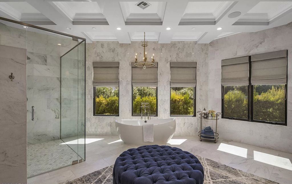 The Home in Paradise Valley, a beautifully transitional style residence offers gorgeous finishes and high quality craftsmanship and a resort-like backyard. This home located at 9236 N 53rd Pl, Paradise Valley, Arizona.