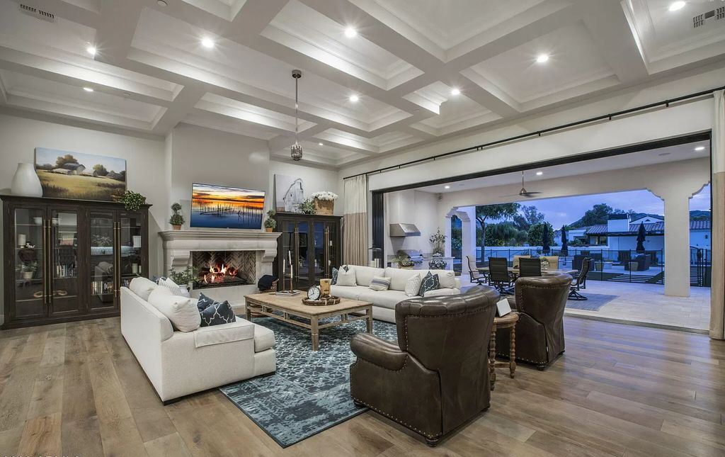 The Home in Paradise Valley, a beautifully transitional style residence offers gorgeous finishes and high quality craftsmanship and a resort-like backyard. This home located at 9236 N 53rd Pl, Paradise Valley, Arizona.