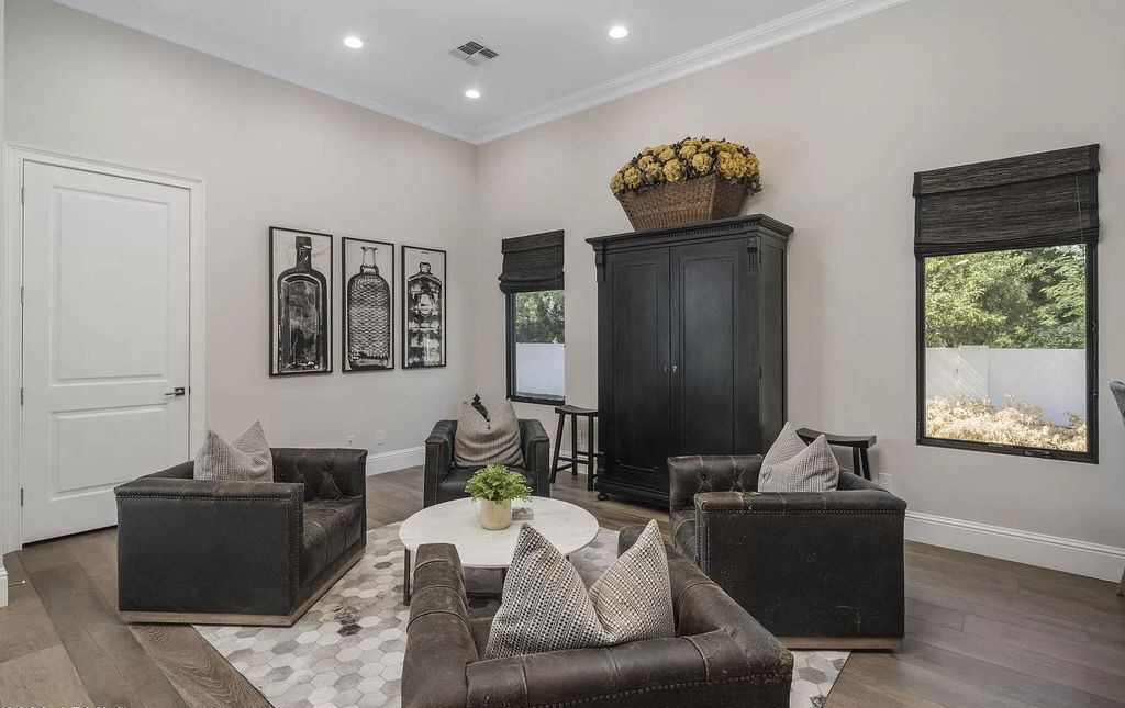 The Home in Paradise Valley, a beautifully transitional style residence offers gorgeous finishes and high quality craftsmanship and a resort-like backyard. This home located at 9236 N 53rd Pl, Paradise Valley, Arizona.