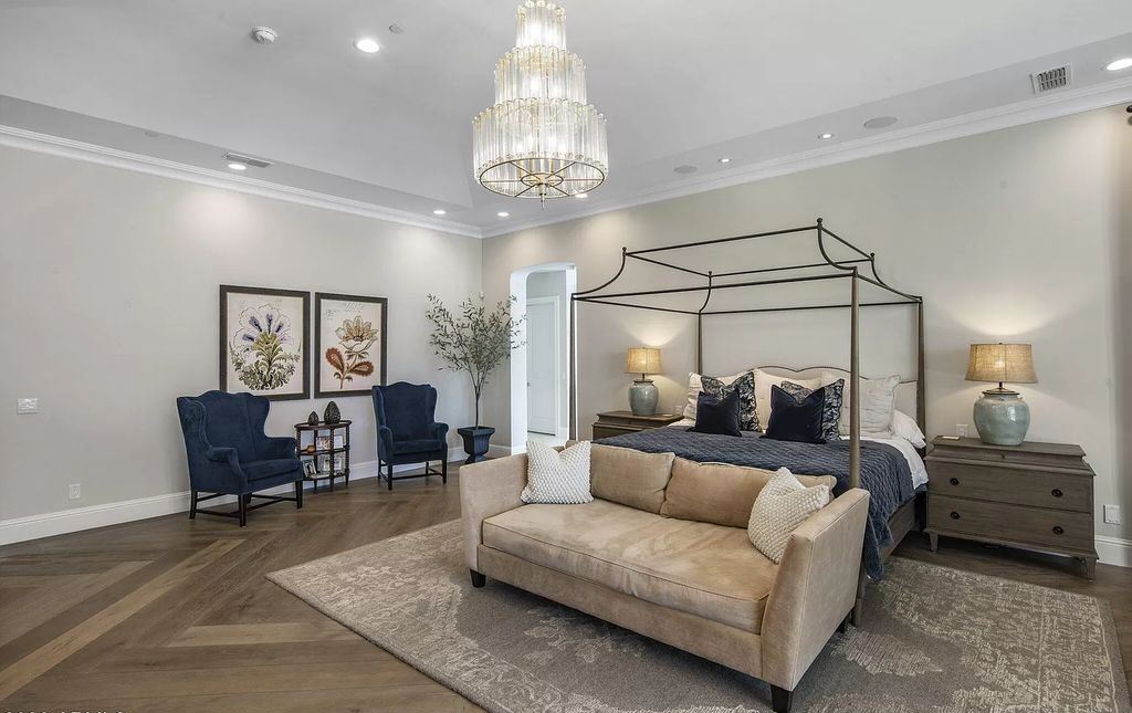 The Home in Paradise Valley, a beautifully transitional style residence offers gorgeous finishes and high quality craftsmanship and a resort-like backyard. This home located at 9236 N 53rd Pl, Paradise Valley, Arizona.