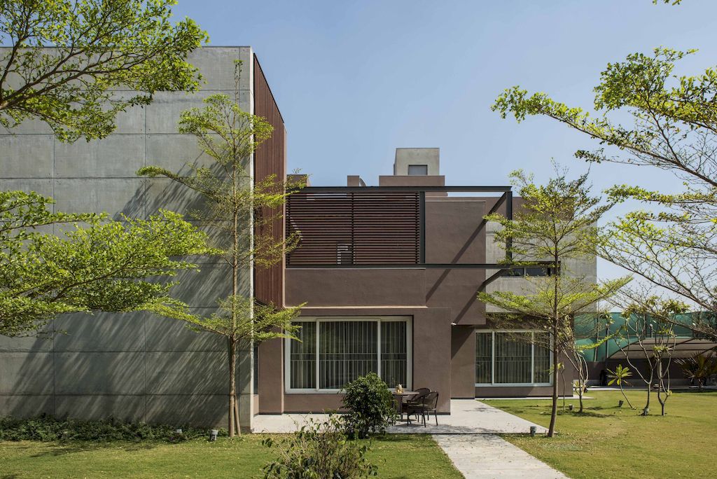 Twin Home with Stunning Open Spaces in India by The Grid Architects 12