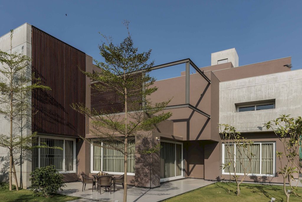 Twin Home with Stunning Open Spaces in India by The Grid Architects 18