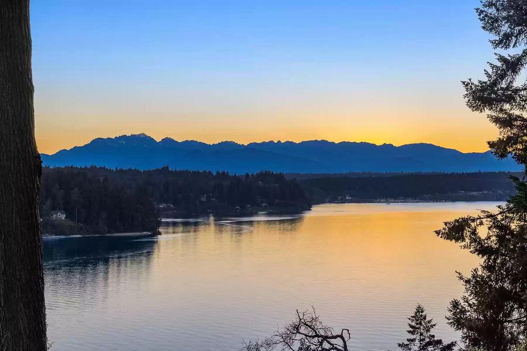 The House in Bainbridge Island is designed as the family home of renowned engineer Jack Christiansen, now available for sale. This home located at 7799 Hansen Road NE, Bainbridge Island, Washington