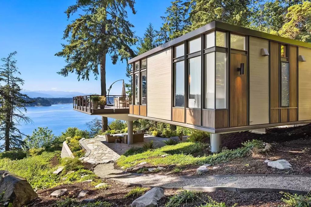 The House in Bainbridge Island is designed as the family home of renowned engineer Jack Christiansen, now available for sale. This home located at 7799 Hansen Road NE, Bainbridge Island, Washington