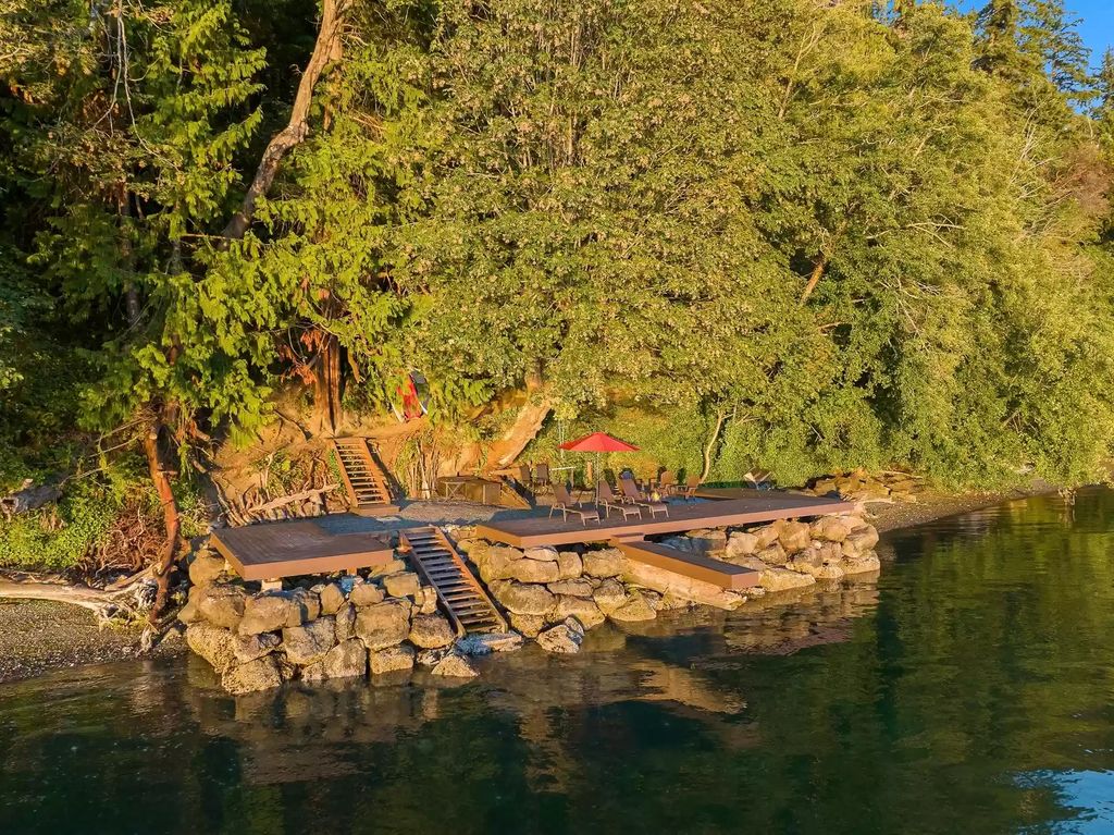 The House in Bainbridge Island is designed as the family home of renowned engineer Jack Christiansen, now available for sale. This home located at 7799 Hansen Road NE, Bainbridge Island, Washington