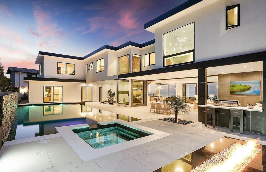 The Masterpiece in La Jolla, a lower West Muirlands new estate showcase panoramic ocean, golf course and coastline views to Dana Point is now available for sale. This home located at 1011 Muirlands Vista Way, La Jolla, California