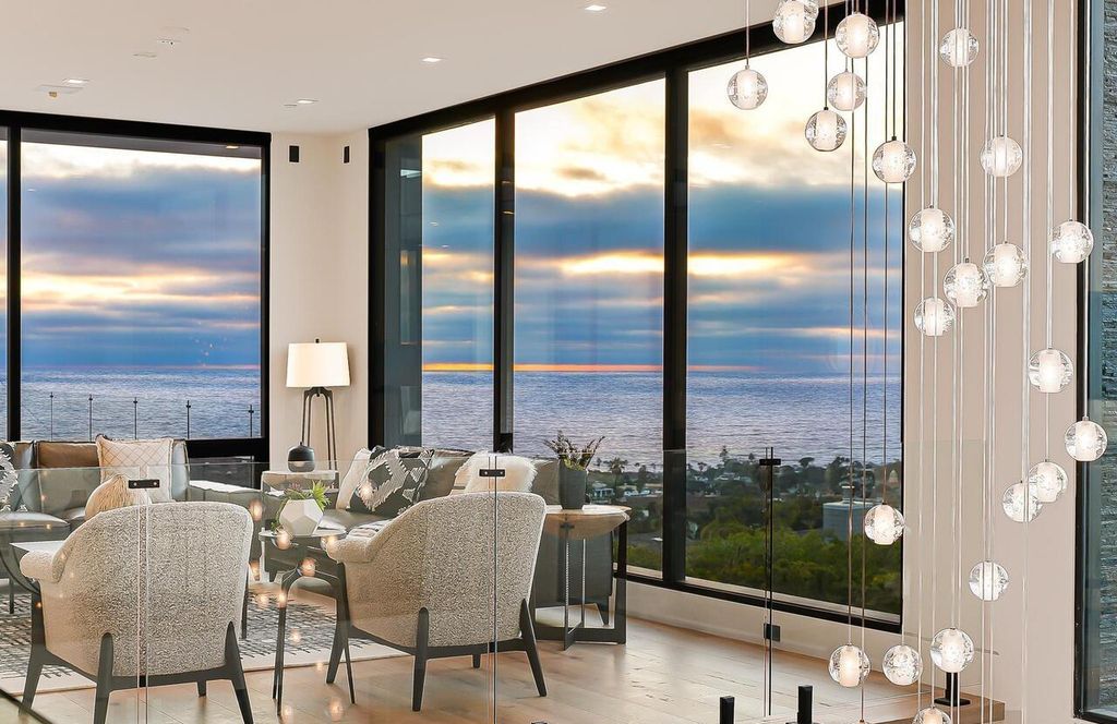 The Masterpiece in La Jolla, a lower West Muirlands new estate showcase panoramic ocean, golf course and coastline views to Dana Point is now available for sale. This home located at 1011 Muirlands Vista Way, La Jolla, California