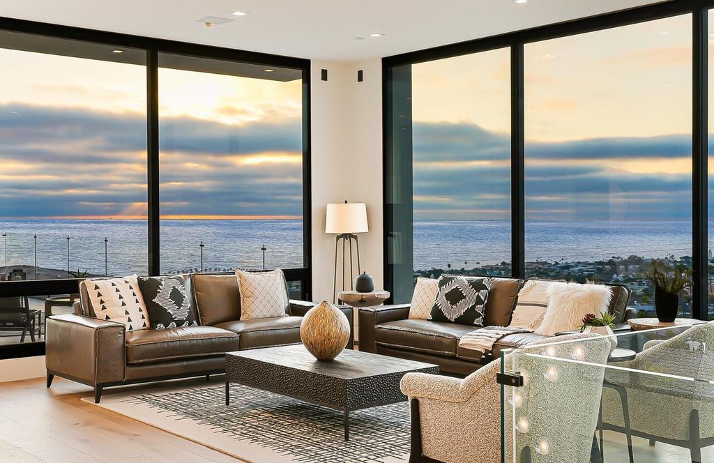 The Masterpiece in La Jolla, a lower West Muirlands new estate showcase panoramic ocean, golf course and coastline views to Dana Point is now available for sale. This home located at 1011 Muirlands Vista Way, La Jolla, California
