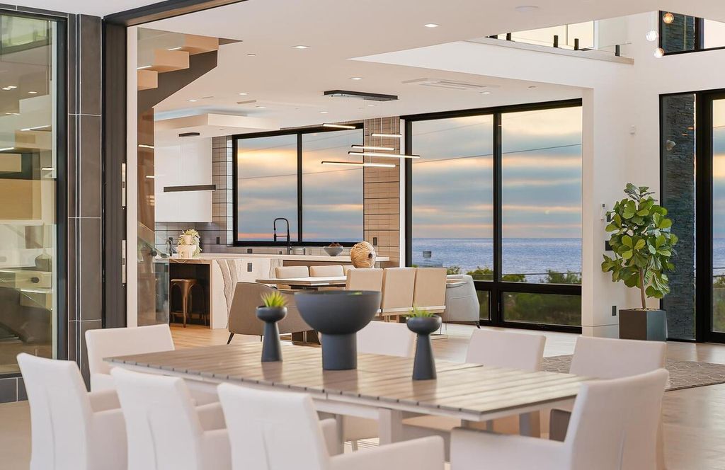The Masterpiece in La Jolla, a lower West Muirlands new estate showcase panoramic ocean, golf course and coastline views to Dana Point is now available for sale. This home located at 1011 Muirlands Vista Way, La Jolla, California