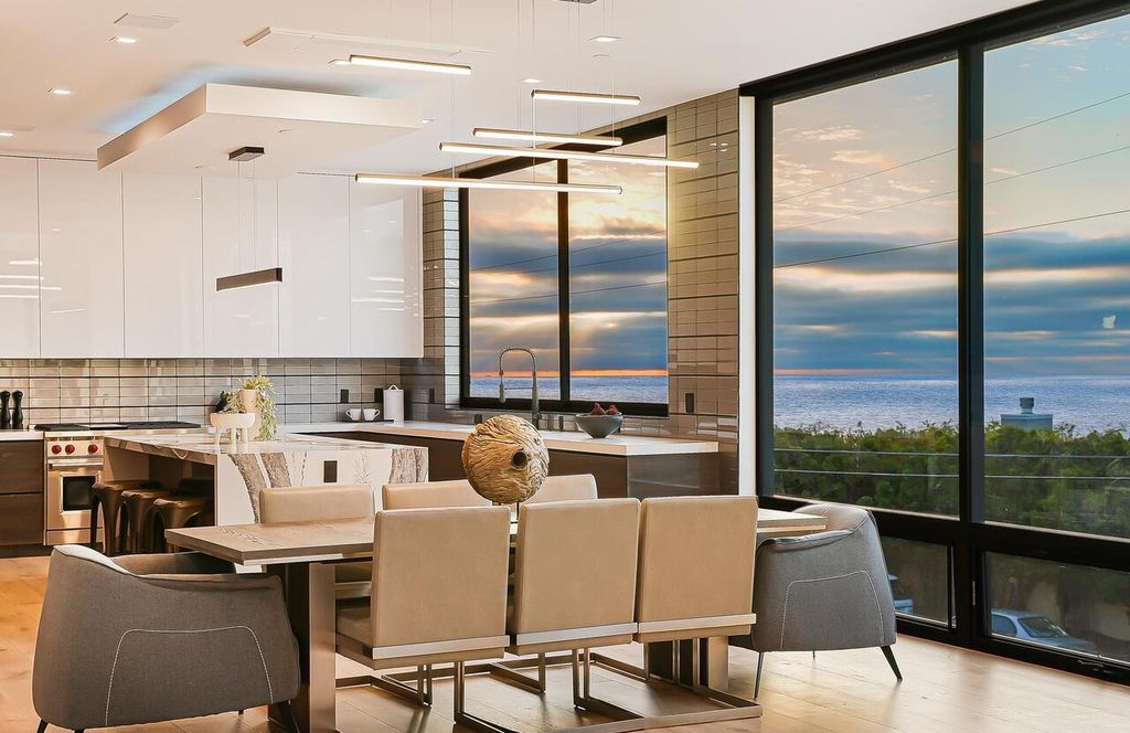 The Masterpiece in La Jolla, a lower West Muirlands new estate showcase panoramic ocean, golf course and coastline views to Dana Point is now available for sale. This home located at 1011 Muirlands Vista Way, La Jolla, California