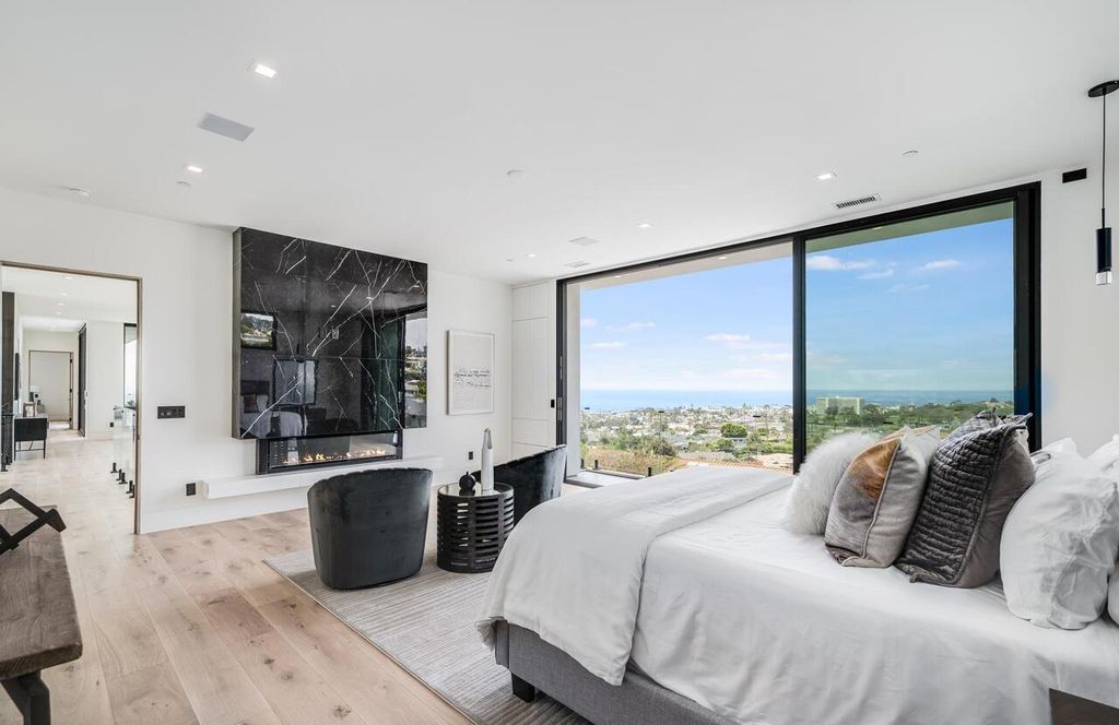 The Masterpiece in La Jolla, a lower West Muirlands new estate showcase panoramic ocean, golf course and coastline views to Dana Point is now available for sale. This home located at 1011 Muirlands Vista Way, La Jolla, California