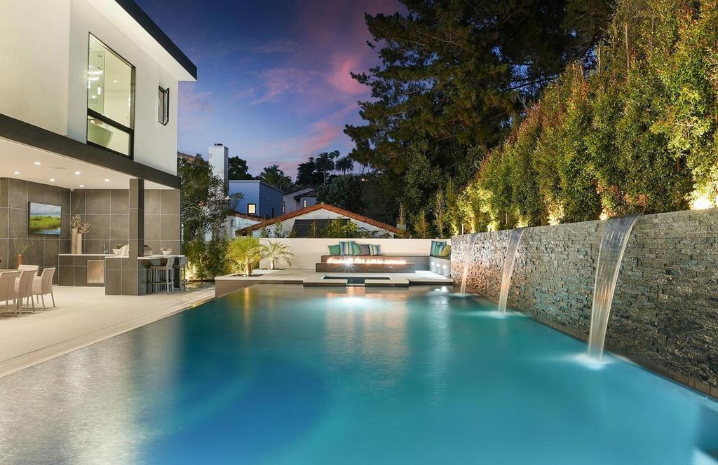 The Masterpiece in La Jolla, a lower West Muirlands new estate showcase panoramic ocean, golf course and coastline views to Dana Point is now available for sale. This home located at 1011 Muirlands Vista Way, La Jolla, California