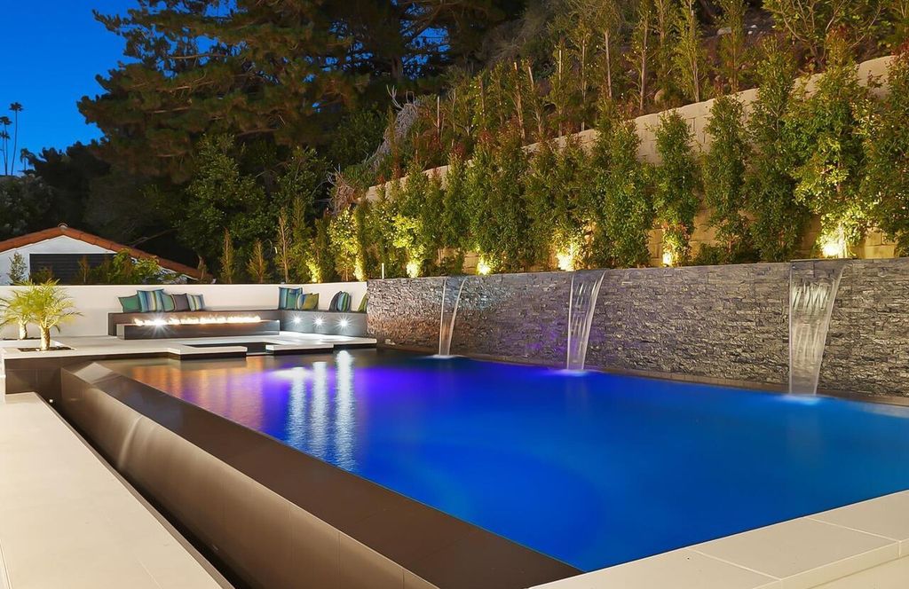 The Masterpiece in La Jolla, a lower West Muirlands new estate showcase panoramic ocean, golf course and coastline views to Dana Point is now available for sale. This home located at 1011 Muirlands Vista Way, La Jolla, California