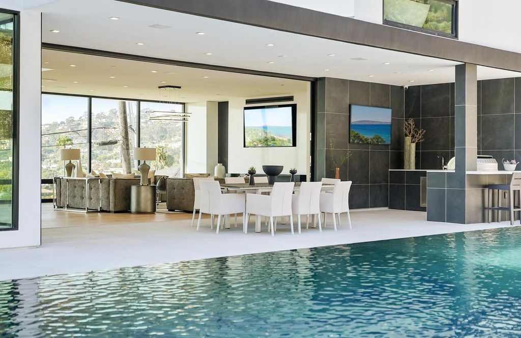 The Masterpiece in La Jolla, a lower West Muirlands new estate showcase panoramic ocean, golf course and coastline views to Dana Point is now available for sale. This home located at 1011 Muirlands Vista Way, La Jolla, California