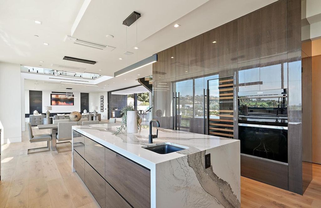 The Masterpiece in La Jolla, a lower West Muirlands new estate showcase panoramic ocean, golf course and coastline views to Dana Point is now available for sale. This home located at 1011 Muirlands Vista Way, La Jolla, California