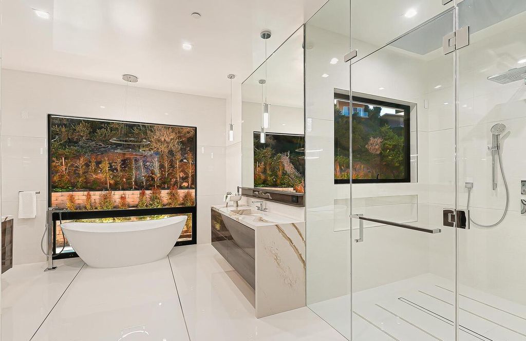 The Masterpiece in La Jolla, a lower West Muirlands new estate showcase panoramic ocean, golf course and coastline views to Dana Point is now available for sale. This home located at 1011 Muirlands Vista Way, La Jolla, California