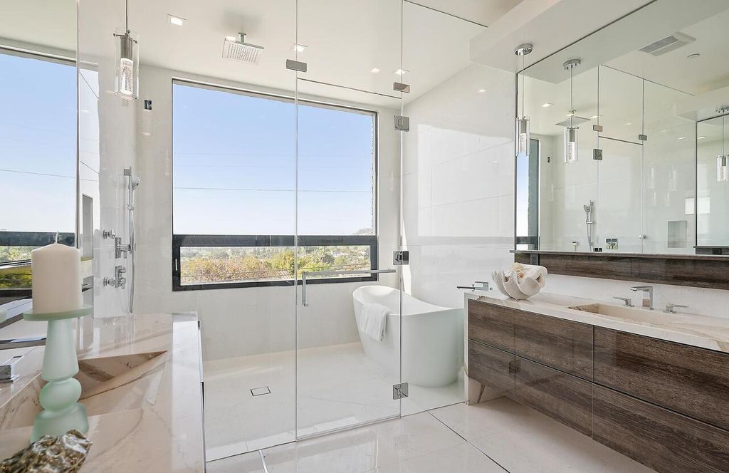 The Masterpiece in La Jolla, a lower West Muirlands new estate showcase panoramic ocean, golf course and coastline views to Dana Point is now available for sale. This home located at 1011 Muirlands Vista Way, La Jolla, California