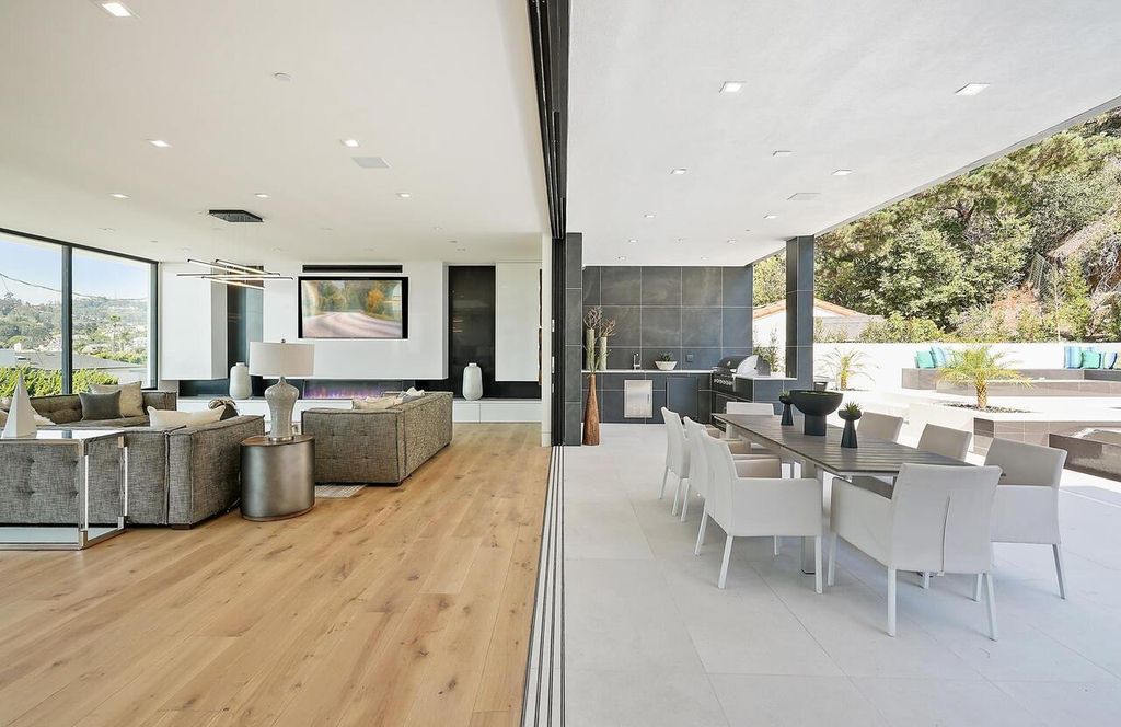 The Masterpiece in La Jolla, a lower West Muirlands new estate showcase panoramic ocean, golf course and coastline views to Dana Point is now available for sale. This home located at 1011 Muirlands Vista Way, La Jolla, California