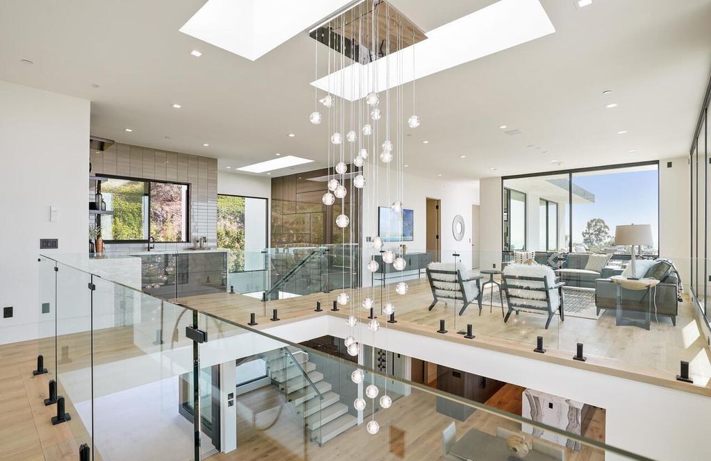 The Masterpiece in La Jolla, a lower West Muirlands new estate showcase panoramic ocean, golf course and coastline views to Dana Point is now available for sale. This home located at 1011 Muirlands Vista Way, La Jolla, California