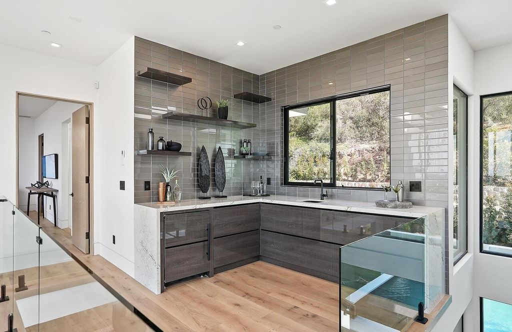 The Masterpiece in La Jolla, a lower West Muirlands new estate showcase panoramic ocean, golf course and coastline views to Dana Point is now available for sale. This home located at 1011 Muirlands Vista Way, La Jolla, California