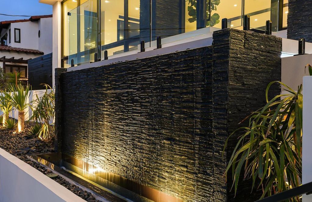 The Masterpiece in La Jolla, a lower West Muirlands new estate showcase panoramic ocean, golf course and coastline views to Dana Point is now available for sale. This home located at 1011 Muirlands Vista Way, La Jolla, California