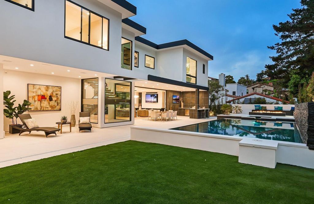The Masterpiece in La Jolla, a lower West Muirlands new estate showcase panoramic ocean, golf course and coastline views to Dana Point is now available for sale. This home located at 1011 Muirlands Vista Way, La Jolla, California