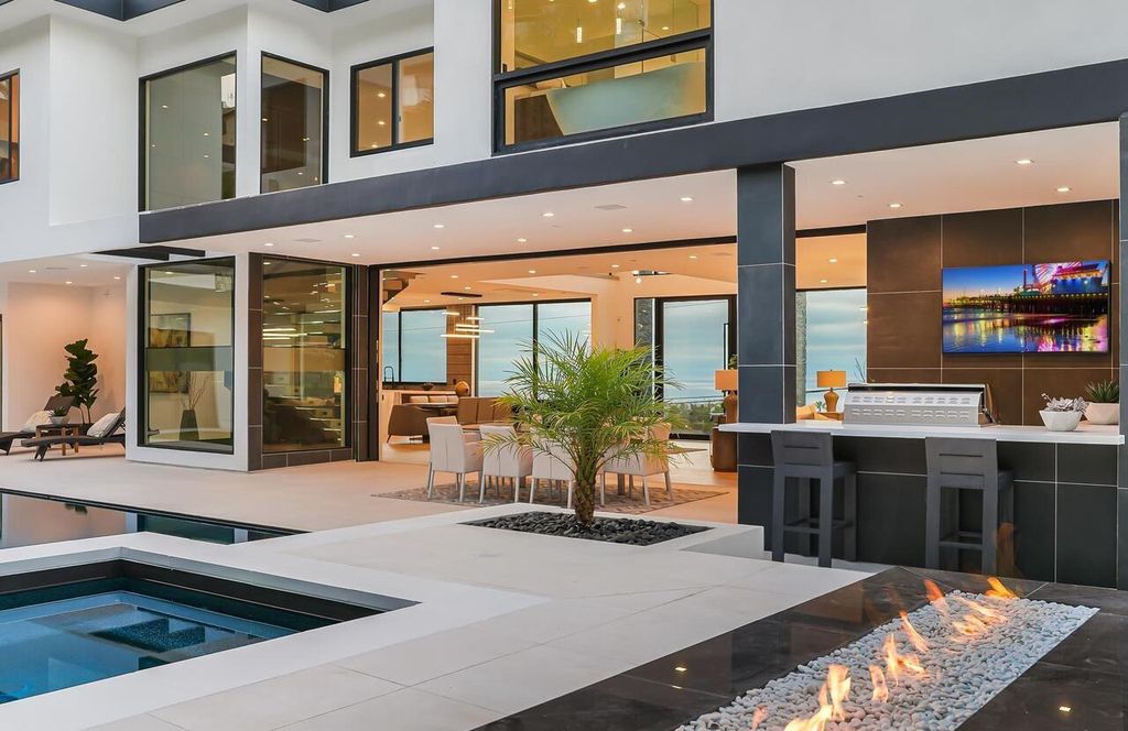 The Masterpiece in La Jolla, a lower West Muirlands new estate showcase panoramic ocean, golf course and coastline views to Dana Point is now available for sale. This home located at 1011 Muirlands Vista Way, La Jolla, California