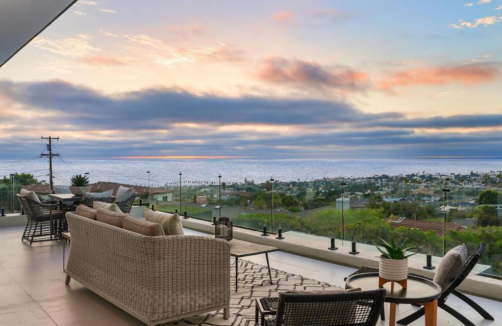 The Masterpiece in La Jolla, a lower West Muirlands new estate showcase panoramic ocean, golf course and coastline views to Dana Point is now available for sale. This home located at 1011 Muirlands Vista Way, La Jolla, California