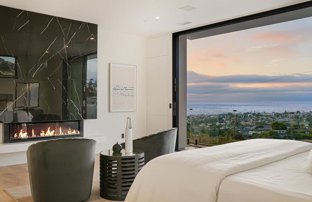 The Masterpiece in La Jolla, a lower West Muirlands new estate showcase panoramic ocean, golf course and coastline views to Dana Point is now available for sale. This home located at 1011 Muirlands Vista Way, La Jolla, California