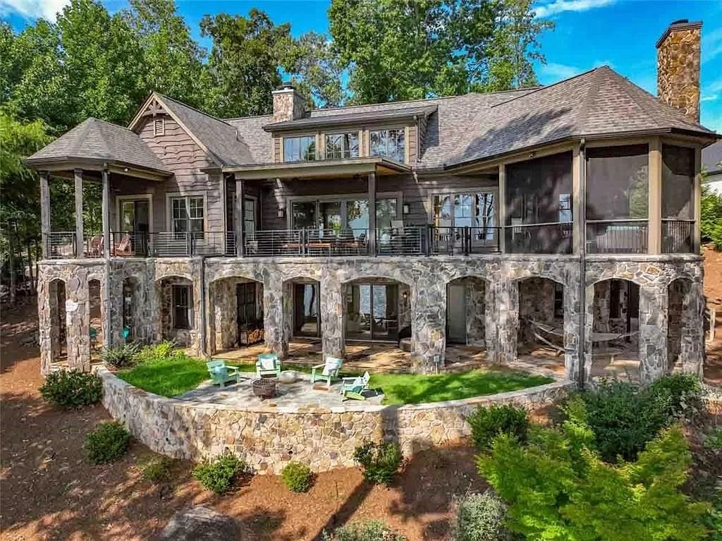 The Estate in Seneca is a luxurious home featuring ample space and fluent design for countless entertaining now available for sale. This home located at 319 Greentree Ct, Seneca, South Carolina; offering 04 bedrooms and 06 bathrooms with 5,296 square feet of living spaces. 