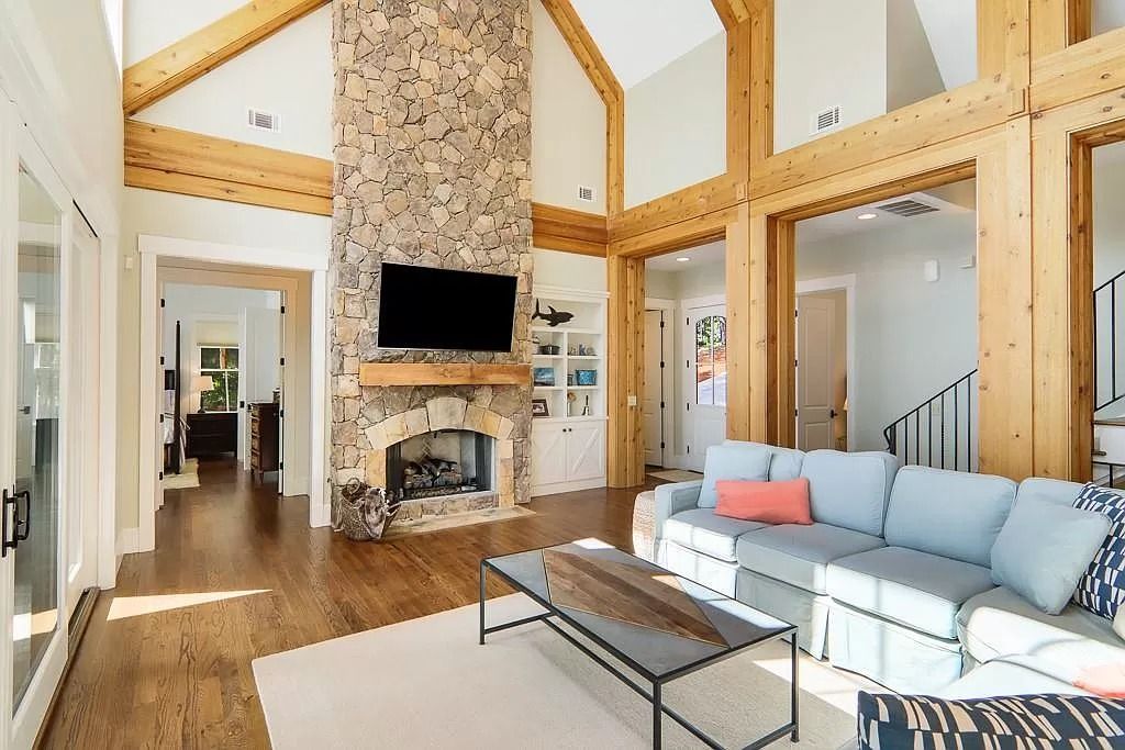 The Estate in Seneca is a luxurious home featuring ample space and fluent design for countless entertaining now available for sale. This home located at 319 Greentree Ct, Seneca, South Carolina; offering 04 bedrooms and 06 bathrooms with 5,296 square feet of living spaces. 