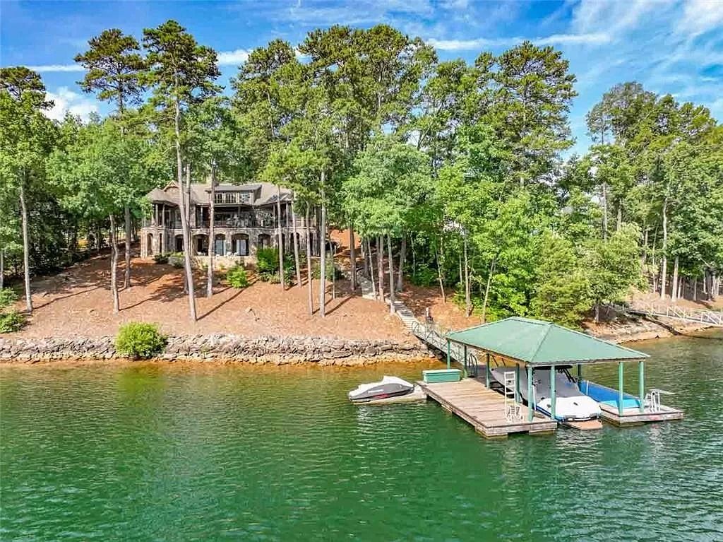 The Estate in Seneca is a luxurious home featuring ample space and fluent design for countless entertaining now available for sale. This home located at 319 Greentree Ct, Seneca, South Carolina; offering 04 bedrooms and 06 bathrooms with 5,296 square feet of living spaces. 