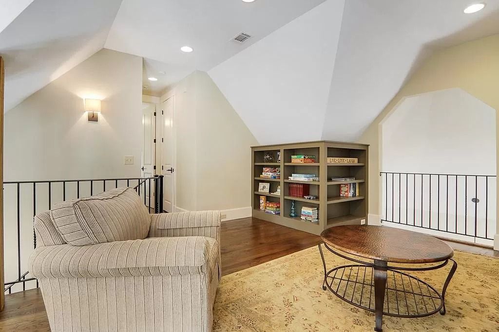 The Estate in Seneca is a luxurious home featuring ample space and fluent design for countless entertaining now available for sale. This home located at 319 Greentree Ct, Seneca, South Carolina; offering 04 bedrooms and 06 bathrooms with 5,296 square feet of living spaces. 
