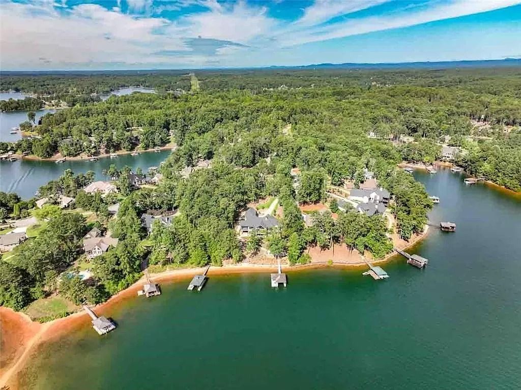 The Estate in Seneca is a luxurious home featuring ample space and fluent design for countless entertaining now available for sale. This home located at 319 Greentree Ct, Seneca, South Carolina; offering 04 bedrooms and 06 bathrooms with 5,296 square feet of living spaces. 