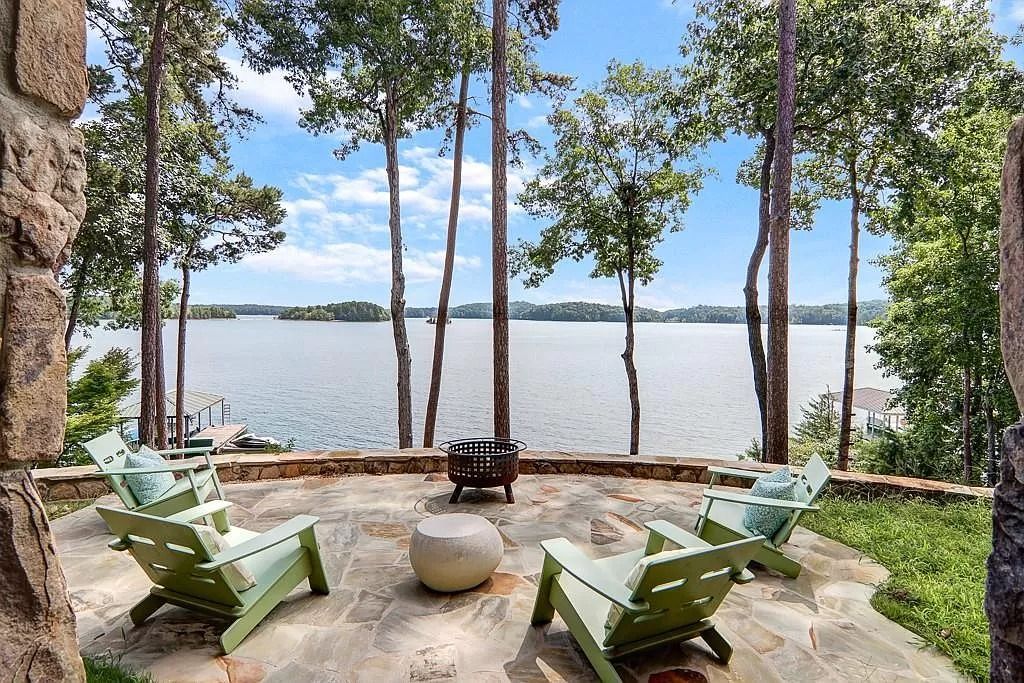 The Estate in Seneca is a luxurious home featuring ample space and fluent design for countless entertaining now available for sale. This home located at 319 Greentree Ct, Seneca, South Carolina; offering 04 bedrooms and 06 bathrooms with 5,296 square feet of living spaces. 