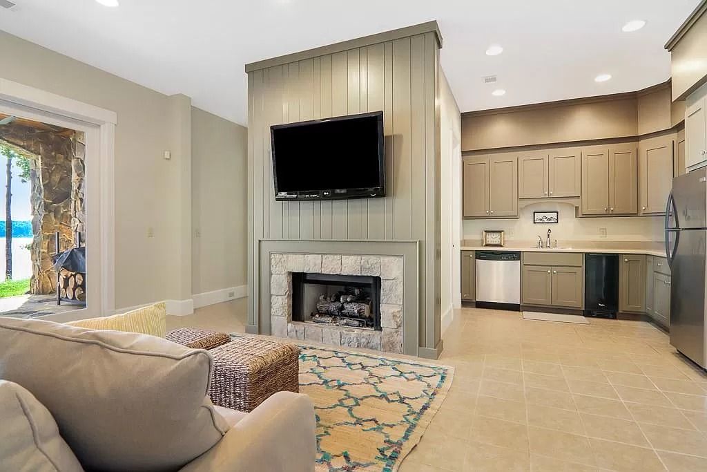 The Estate in Seneca is a luxurious home featuring ample space and fluent design for countless entertaining now available for sale. This home located at 319 Greentree Ct, Seneca, South Carolina; offering 04 bedrooms and 06 bathrooms with 5,296 square feet of living spaces. 
