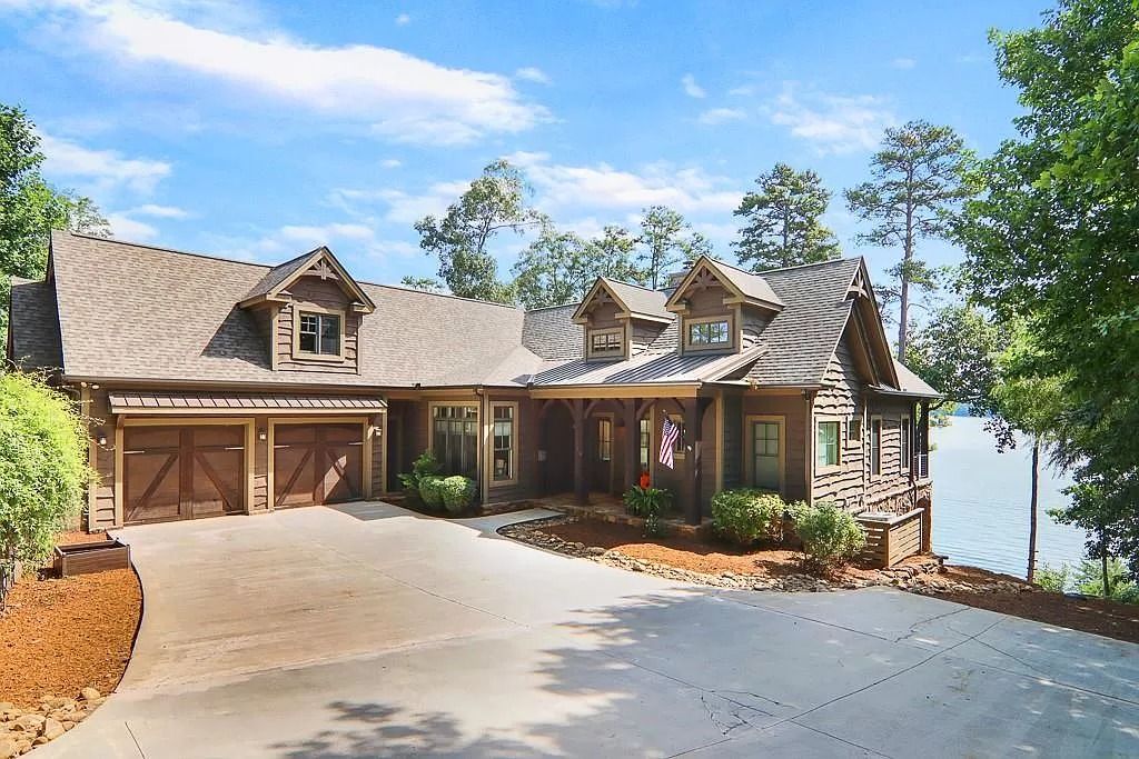 The Estate in Seneca is a luxurious home featuring ample space and fluent design for countless entertaining now available for sale. This home located at 319 Greentree Ct, Seneca, South Carolina; offering 04 bedrooms and 06 bathrooms with 5,296 square feet of living spaces. 