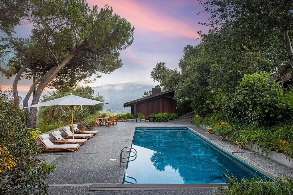 The Home in Carmel Valley, a modern compound designed by David Allen Smith with organic materials throughout, massive glass windows, and a voluminous interior is now available for sale. This home located at 49 Encina Dr, Carmel Valley, California