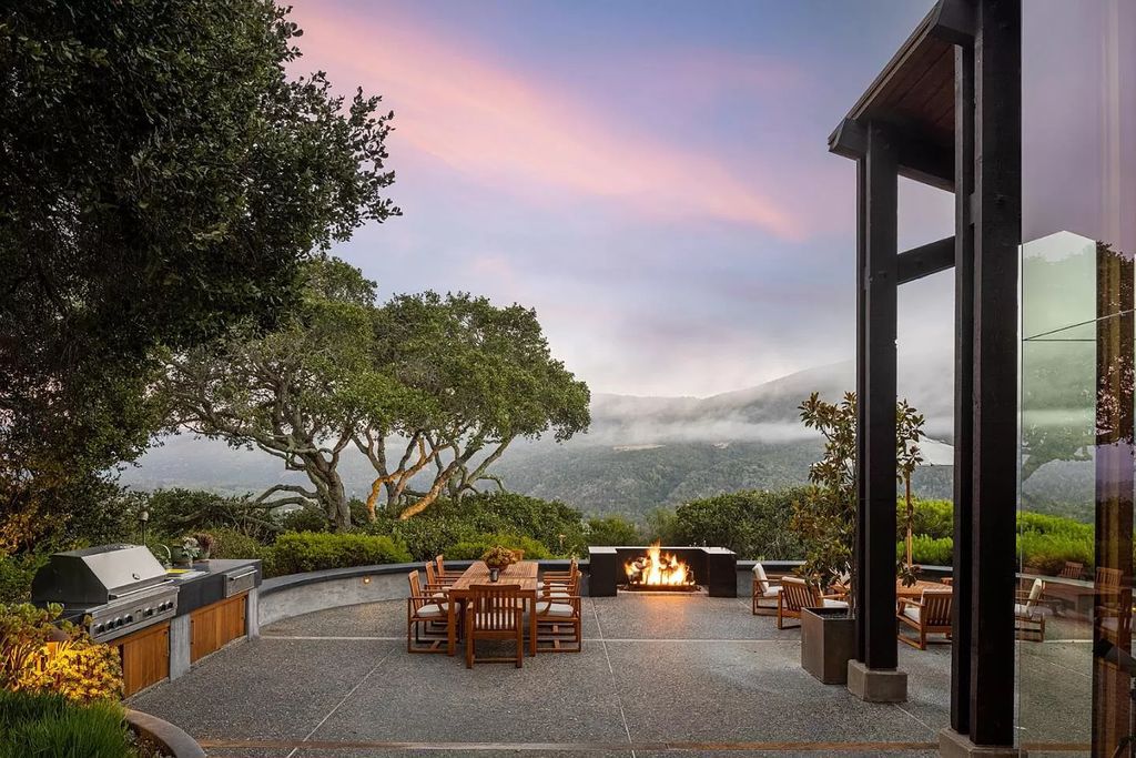 The Home in Carmel Valley, a modern compound designed by David Allen Smith with organic materials throughout, massive glass windows, and a voluminous interior is now available for sale. This home located at 49 Encina Dr, Carmel Valley, California