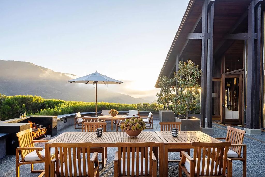 The Home in Carmel Valley, a modern compound designed by David Allen Smith with organic materials throughout, massive glass windows, and a voluminous interior is now available for sale. This home located at 49 Encina Dr, Carmel Valley, California