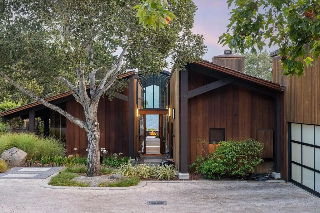 The Home in Carmel Valley, a modern compound designed by David Allen Smith with organic materials throughout, massive glass windows, and a voluminous interior is now available for sale. This home located at 49 Encina Dr, Carmel Valley, California