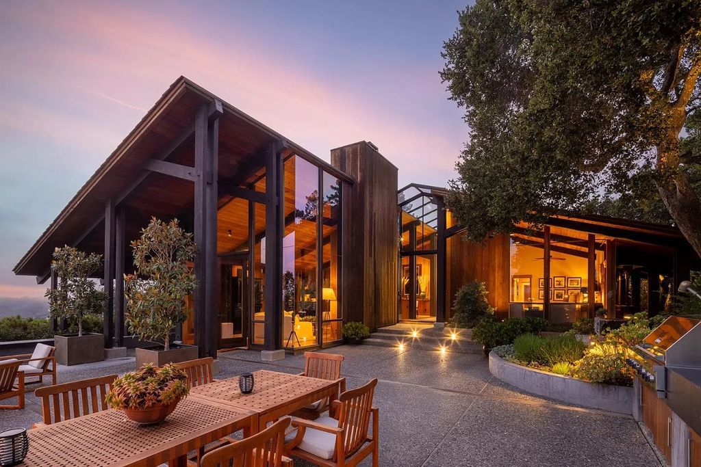 The Home in Carmel Valley, a modern compound designed by David Allen Smith with organic materials throughout, massive glass windows, and a voluminous interior is now available for sale. This home located at 49 Encina Dr, Carmel Valley, California