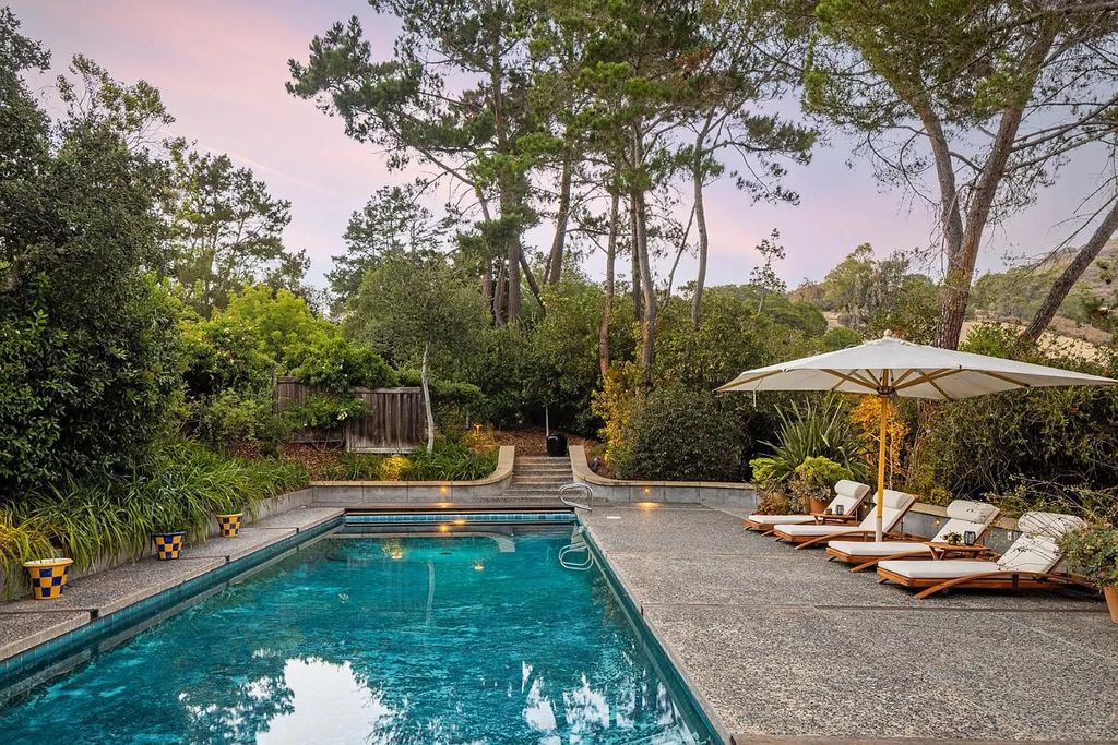 The Home in Carmel Valley, a modern compound designed by David Allen Smith with organic materials throughout, massive glass windows, and a voluminous interior is now available for sale. This home located at 49 Encina Dr, Carmel Valley, California