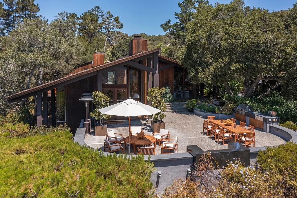 The Home in Carmel Valley, a modern compound designed by David Allen Smith with organic materials throughout, massive glass windows, and a voluminous interior is now available for sale. This home located at 49 Encina Dr, Carmel Valley, California