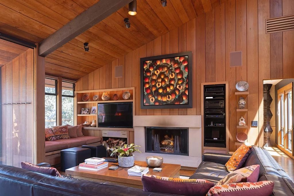 The Home in Carmel Valley, a modern compound designed by David Allen Smith with organic materials throughout, massive glass windows, and a voluminous interior is now available for sale. This home located at 49 Encina Dr, Carmel Valley, California